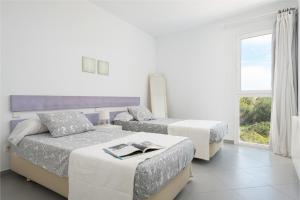 pokój hotelowy z dwoma łóżkami i oknem w obiekcie STUNNING VILLA MARIANELLA GRIS, POOL, BBQ, AC, FREE WIFI w mieście Cala d´Or +30 zdjęć