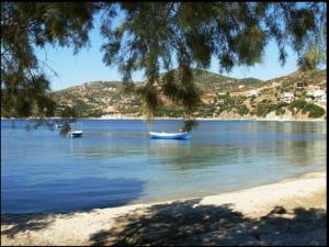 un lago con dos barcos en el agua en Studio Μαρίνος 'Αγιοι Απόστολοι Πετριές, en Agioi Apostoli