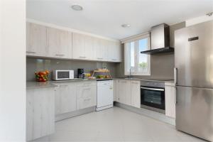 Kuchnia lub aneks kuchenny w obiekcie STUNNING VILLA MARIANELLA GRIS, POOL, BBQ, AC, FREE WIFI