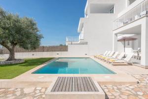 Basen w obiekcie STUNNING VILLA MARIANELLA GRIS, POOL, BBQ, AC, FREE WIFI lub w pobliżu