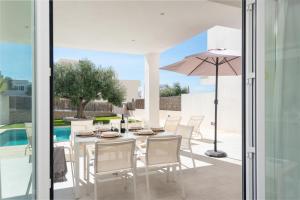 Basen w obiekcie STUNNING VILLA MARIANELLA GRIS, POOL, BBQ, AC, FREE WIFI lub w pobliżu