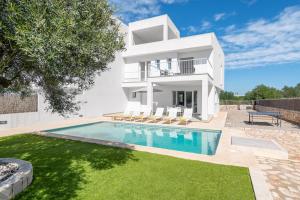 Basen w obiekcie STUNNING VILLA MARIANELLA GRIS, POOL, BBQ, AC, FREE WIFI lub w pobliżu