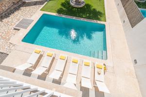 Basen w obiekcie STUNNING VILLA MARIANELLA GRIS, POOL, BBQ, AC, FREE WIFI lub w pobliżu