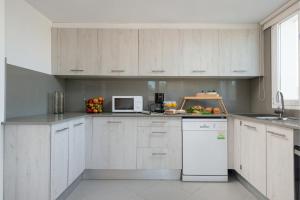 Kuchnia lub aneks kuchenny w obiekcie STUNNING VILLA MARIANELLA GRIS, POOL, BBQ, AC, FREE WIFI
