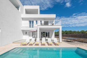 Basen w obiekcie STUNNING VILLA MARIANELLA GRIS, POOL, BBQ, AC, FREE WIFI lub w pobliżu