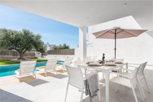 Basen w obiekcie STUNNING VILLA MARIANELLA GRIS, POOL, BBQ, AC, FREE WIFI lub w pobliżu