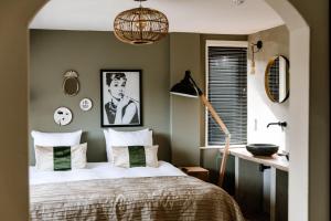 霍索倫的住宿－Boutique Hotel Hoog Soeren，一间卧室配有一张床和一盏灯