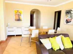 Apartment Los Gavilanes في إيسلا كانيلا: غرفة معيشة مع طاولة وأريكة