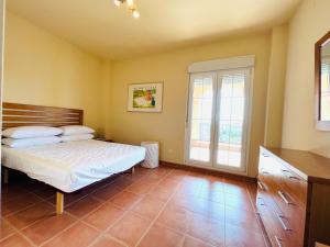卡內拉島的住宿－Apartment Los Gavilanes，一间卧室设有一张床和一个窗口
