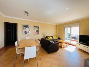 uma sala de estar com uma mesa e um sofá em Apartment Los Gavilanes em Isla Canela