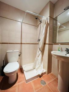 y baño con aseo y lavamanos. en Apartment Los Gavilanes en Isla Canela