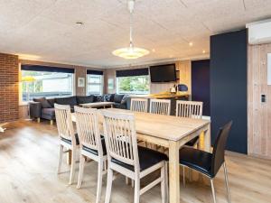 een eetkamer en een woonkamer met een houten tafel en stoelen bij Holiday home Otterup XXXI in Otterup