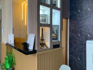 a reception desk with a replica of the eiffel tower at Pousada Internacional EAS 10min Aeroporto in Guarulhos