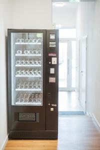 a vending machine in a room with a hallway at Modern Central City Rooms in Vienna