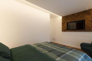 1 dormitorio con 1 cama y TV de pantalla plana en DSluxury en Pescara