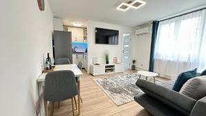 a living room with a couch and a table and a kitchen at Bogdan's Ultracentral Residence 1 in Timişoara