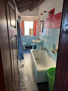 ein Badezimmer mit 2 WCs, einer Badewanne und einem Waschbecken in der Unterkunft Corte delle Oche in Semproniano