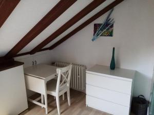 a room with a white desk and a white chair at Casa Libra in Düsseldorf