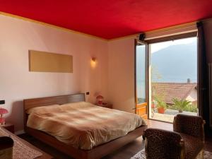 sypialnia z łóżkiem i dużym oknem w obiekcie Villa Emma w mieście Cremia