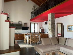 a living room with a couch and a kitchen at Villa Emma in Cremia