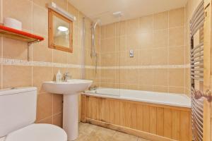 Ένα μπάνιο στο Bridge Cottages Bridge House, Old Post, Bridge Suite, Sleeps 16 +35 φωτογραφίες