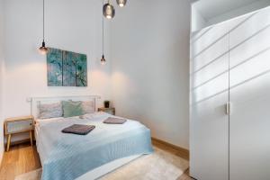 ein kleines Schlafzimmer mit einem Bett und einer Glastür in der Unterkunft Elizabeth Garden Apartment in Budapest