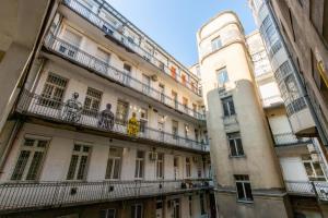 um grupo de pessoas de pé nas varandas de um edifício em Elizabeth Garden Apartment em Budapeste