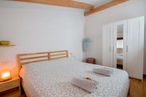 1 dormitorio con 1 cama con 2 toallas en "La Casetta" tra Milano, Monza e i laghi di Como e Lecco, en Cesano Maderno