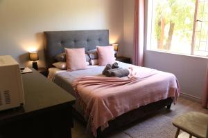 A bed or beds in a room at Casa De Jardim Guesthouse