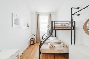 Una cama o camas en una habitación de Modern Central City Rooms
