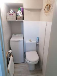 małą białą łazienkę z toaletą i półkami w obiekcie Magnifique Duplex face à la Mer w mieście Saint-Cyr-sur-Mer