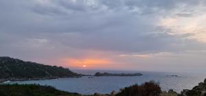 サンタ・テレーザ・ガッルーラにあるCentral Roomsの大きな水域に沈む夕日 +3枚の写真