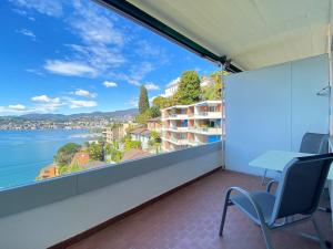 a balcony with a view of the water at Appartamento VistAcqua in Lugano