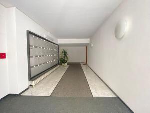 an empty hallway with a plant in a room at Appartamento VistAcqua in Lugano