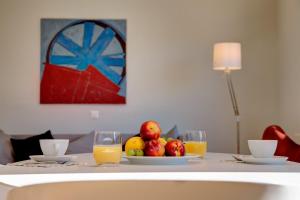 ブリッサーゴにあるAppartamento Fidanzaのテーブル(フルーツボウルとオレンジジュースのグラス付)