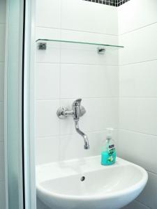 ein Badezimmer mit einem Waschbecken und einem Wasserhahn in der Unterkunft Teytz Apartments in Prag
