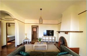 - un salon avec un canapé et une cheminée dans l'établissement Maison centre ville vue mer, au Lavandou