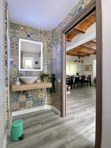 ein Bad mit einem Waschbecken und einem Spiegel in der Unterkunft Villa Paradise, urban oasis by -Toprentalsbarcelona- in Esplugues de Llobregat