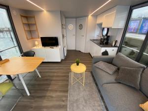 TV a/nebo společenská místnost v ubytování Hausboot Fjord Serina mit Biosauna in Schleswig + 7 fotografií
