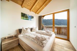 A bed or beds in a room at Eggerhof Fernblick