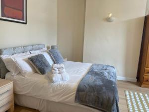 a bedroom with a bed with towels on it at Devonshire house-3.3ml from Wimbledon centre court in London