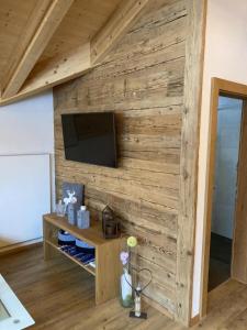 A television and/or entertainment centre at Ferienchalet Elisabeth