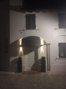 un edificio blanco con un arco delante de una puerta en Maisonette, en Vigevano