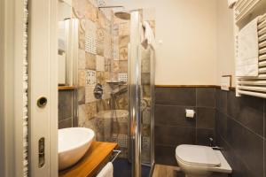 Koupelna v ubytování Maisonette + 21 fotografií
