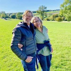 Un uomo e una donna in piedi in un campo di Hof van Kleeberg a Malines (Mechelen)