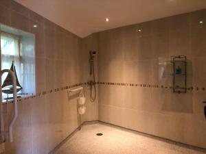 Bilik mandi di Wheelchair Friendly Apartment in the countryside +2 gambar