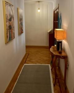 a hallway with a table with a lamp on it at Apartamento ALBACETE CENTRO con 1 plaza de PARKING GRATIS in Albacete