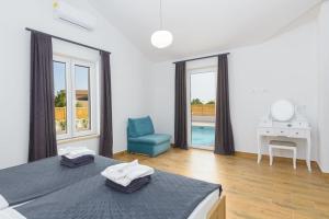 Кровать или кровати в номере Villa St Vinzent with pool by Istrialux +24 фотографии