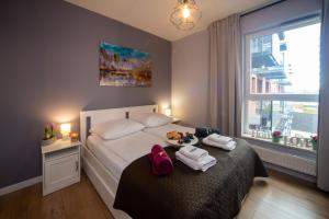 - une chambre avec un lit et 2 serviettes dans l'établissement Maya's Flats & Resorts 62 - 3 rooms flat in Walowa Gdańsk, à Gdańsk