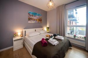 a bedroom with a bed with two towels on it at Maya's Flats & Resorts 62 - 3 rooms apartment BASTION WALOWA Gdańsk in Gdańsk